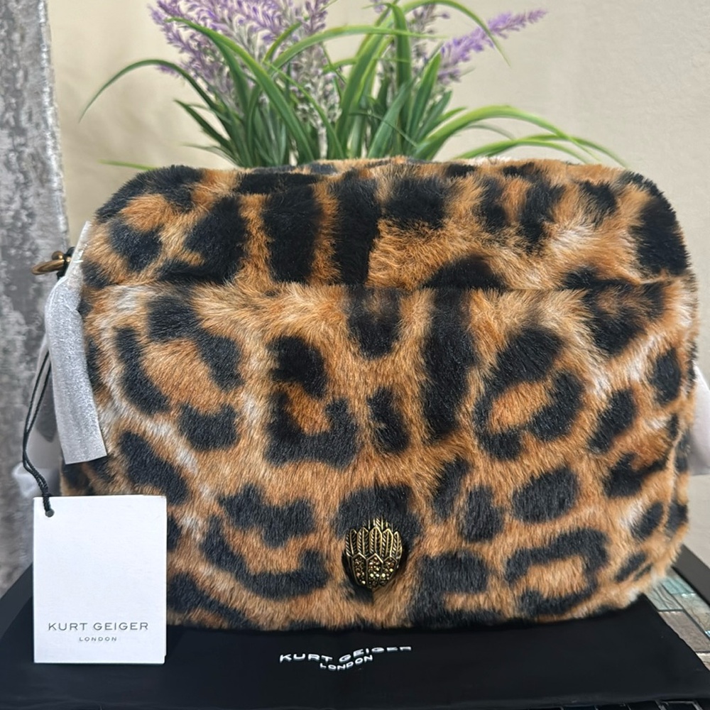 Kurt Geiger London
Kensington Puff Camera Crossbody Bag - Picture 3 of 17